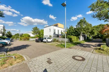 Straße & Kfz-Stellplatz v. W