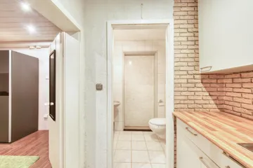 UG, WC