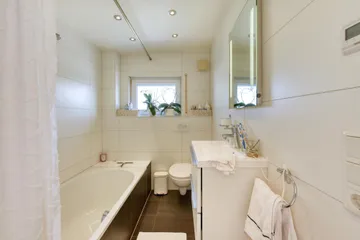 DG, Bad mit Fenster & Wanne