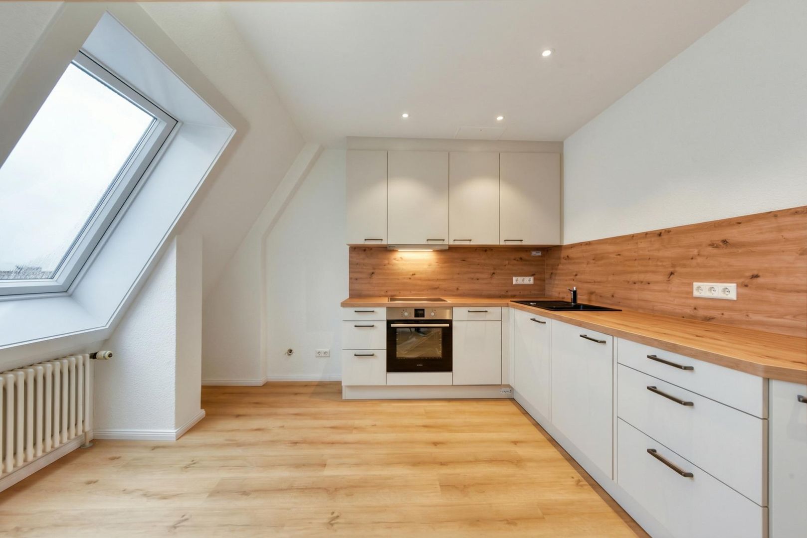 +++ Erstbezug nach Modernisierung - inkl. neuer Einbauküche - zentral & bequem - 3.OG mit Aufzug - Kfz-Stellplatz möglich +++ - Photo 5