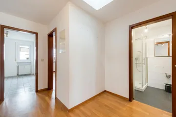 Flur zum Bad & Küche