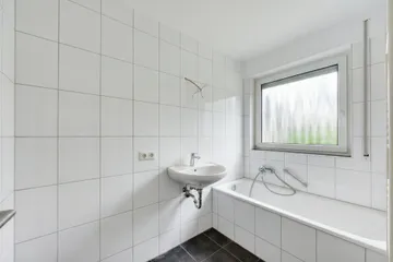 Bad mit Fenster & Wanne