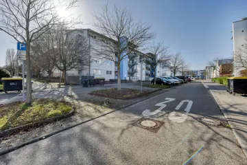 Haus & Straße von Osten