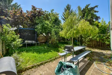 Terrasse u. Garten nach S-W