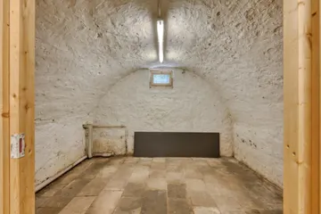 Gewölbekeller links