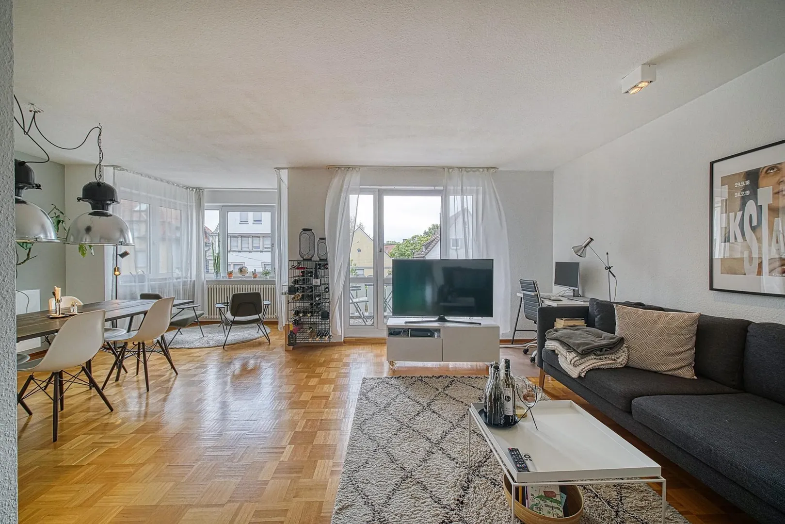 +++ Nahe PORSCHE - Parkett - Tageslicht-Bad mit Wanne und Dusche, separates WC - Süd-Balkon - Möbel-Übernahme möglich +++ - Foto 2
