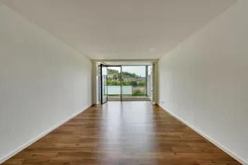 Zimmer zum Balkon