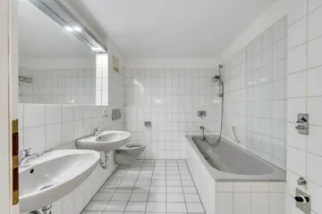 Bad mit Wanne DG 1
