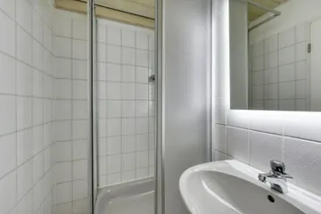 Bad mit Dusche DG 2