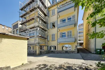 Haus West & Kfz-Stpl.