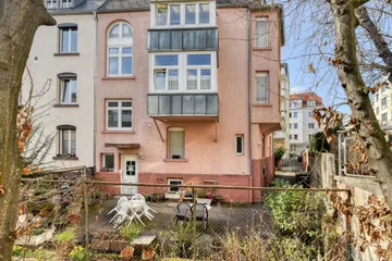 Haus & Eingang v. Osten