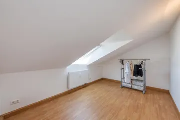 DG, Ankleide