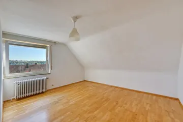 Kind von Tür