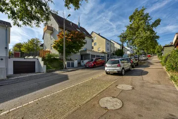Haus & Straße v. Osten