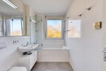 Bad mit Fenster & Wanne