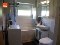Bad mit Wanne, Waschtisch und WC
