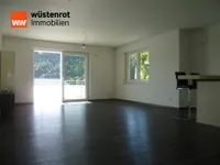 Großzügiger Wohn-/ Essbereich mit Balkonausgang
