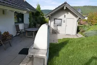 Ostseite mit Gartenhaus