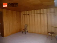 Holzvertäfelte Wände mit Einbauschränken