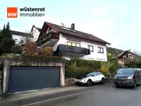 Hausansicht mit Garage