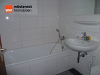 Badezimmer mit Wanne, Waschtisch und WM-Anschluss