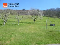 Wiesengrundstück am Haus