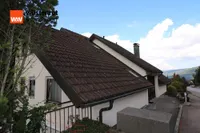 Hauszugang mit Stellplätzen
