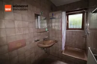 Bad mit Duschwanne, Waschtisch und WC