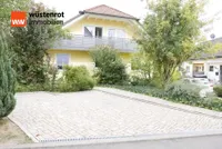 Hausansicht mit Stellplätzen