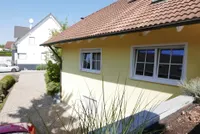 Blick von Terrasse  auf Zufahrt