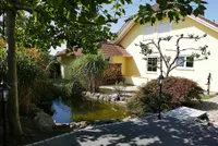 Ostansicht mit Teichanlage