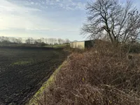 Erdhügel am Ende des Flurstücks