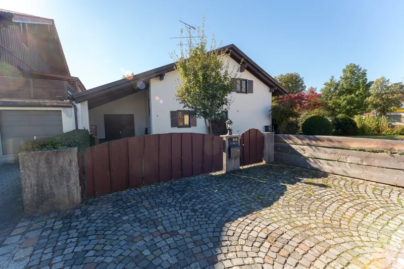 Traumhaftes freistehendes Haus mit großem Garten Immobilie verkaufen