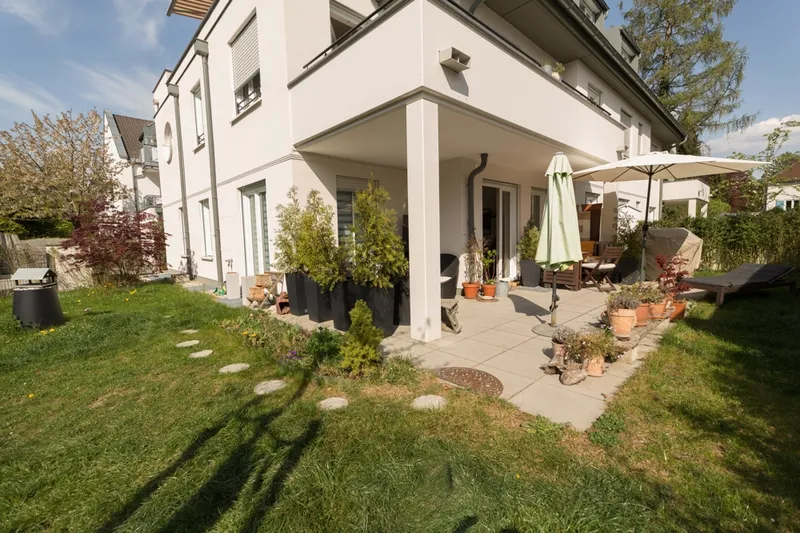 Lichtdurchflutete, moderne Erdgeschosswohnung mit Terrasse und Garten