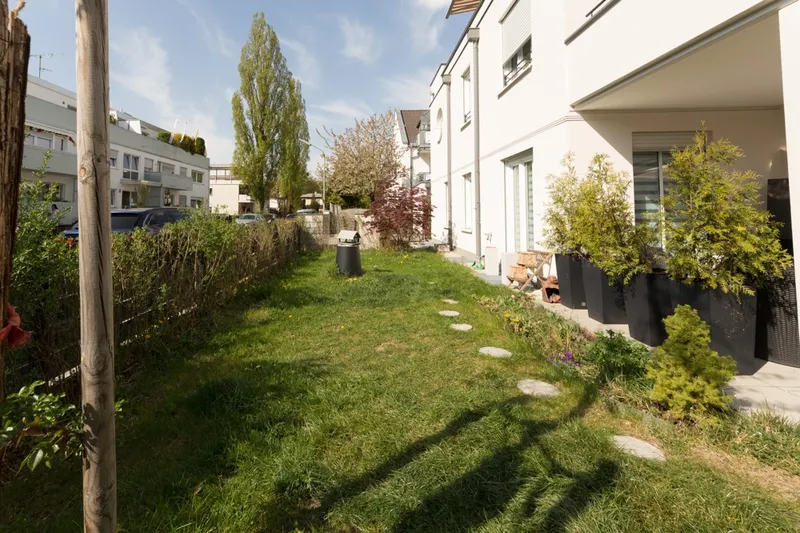 Lichtdurchflutete, moderne Erdgeschosswohnung mit Terrasse und Garten