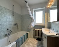 Badezimmer mit Duschwanne