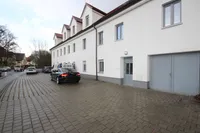 Vorderansicht mit Stellplätze