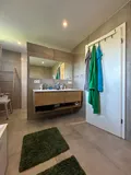 Badezimmer mit Doppelwaschbecken