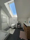 WC mit Dusche und Fenster