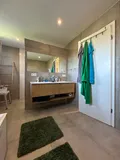Badezimmer mit Doppelwaschbecken