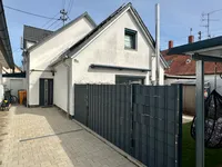 Haus hinten - mit Bezäunung
