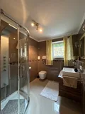 Badezimmer mit Dusche