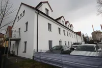 Vorderansicht von links