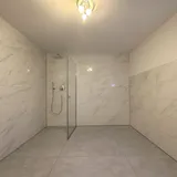 Großes Badezimmer