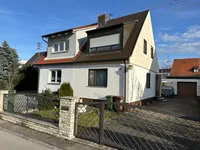 Hausansicht und Einfahrt 