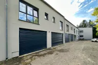 Außenansicht mit Stellplatz