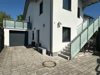 Garage und Einfahrt
