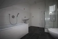 Bad mit Wanne und Dusche