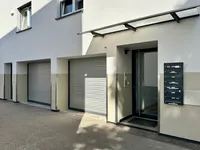 mit Abstellraum und Garage
