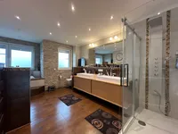 Großzügiges Badezimmer im OG